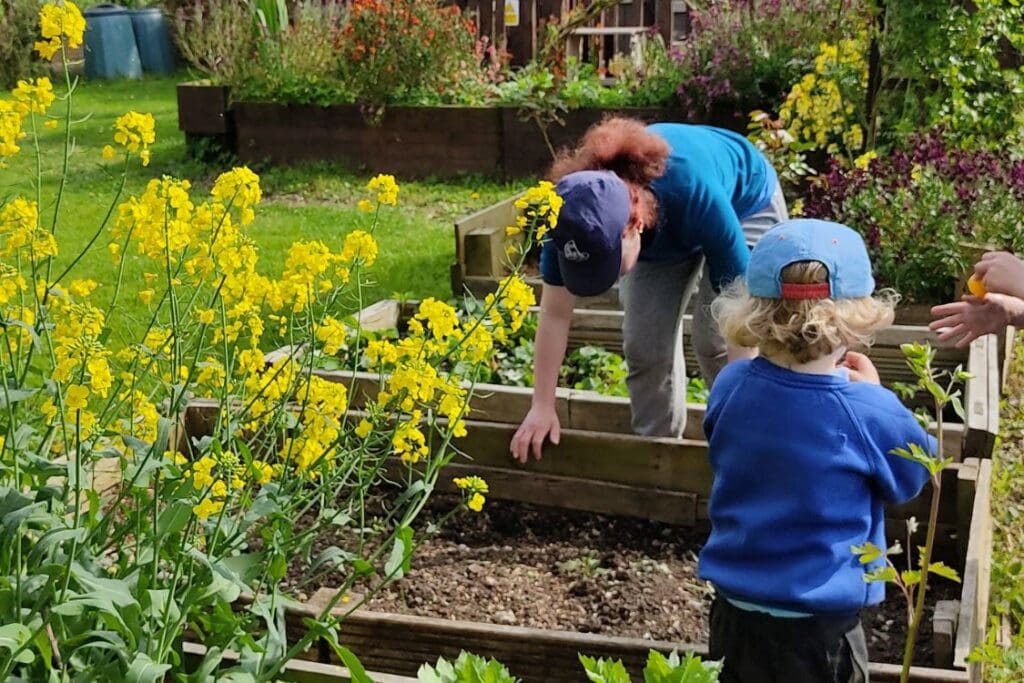 working in the garden-Patchwork garden JP CIC